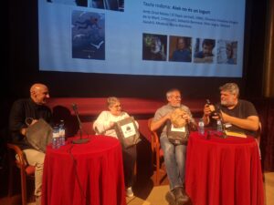 Quatre participants a la taula rodona «Crear lectors matant» del Festival Basalt 2026 a Olot.