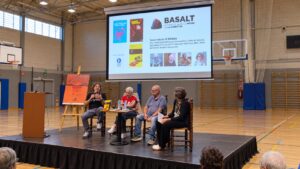 Participants de la taula rodona «A hòsties» durant la segona edició del Festival Basalt 2026 a la Garrotxa.