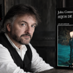 Fotografía de John Connolly junto a la portada de Hijos de Eva, novela de la serie Charlie Parker publicada por Tusquets Editores.